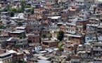 Des éboueurs-alpinistes pour ramasser les ordures dans les favelas de Rio