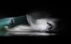En Bretagne, des surfeurs noctambules éclairent les vagues de plein fron