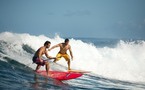  Bixente Lizarazu et son frère Peyo surfent la vague tahitienne