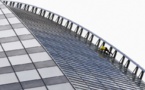 Le "Spiderman" français escalade une tour de la Défense "pour sauver Notre-Dame de Paris"