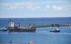 Le cargo en détresse à quai au port de Papeete