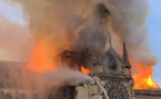 La cathédrale Notre-Dame de Paris ravagée par un incendie, Macron reporte son allocution