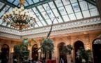 Un cousin du Diplodocus s'affiche dans un grand hôtel parisien avant sa vente