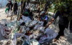 Les Indonésiens en masse sur les plages pour ramasser des déchets