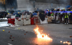 Escalade à Hong Kong: la police tire avec une arme à feu, une première