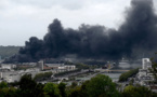 Incendie "circonscrit mais pas éteint" dans une usine à haut risque à Rouen, crainte de "sur-accident"