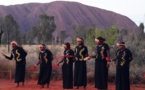 Les aborigènes Anangu célèbrent la fin des ascensions du rocher Uluru