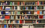 Dans une bibliothèque américaine, un mystérieux lecteur cache les livres critiquant Trump