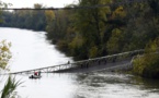 Un pont s'effondre au nord de Toulouse, un camion et une voiture tombent dans le Tarn