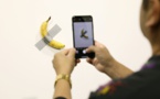 Un artiste vend une banane 120.000 dollars, un autre la mange