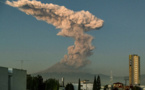 Mexique : gros nuage de cendres au dessus du volcan Popocatepetl
