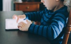 Mettre des enfants tôt le matin devant un écran favoriserait les troubles du langage