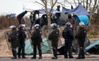 Deux camps de migrants démantelés à Paris et à Calais