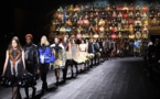 Choc des époques au Louvre pour le défilé Louis Vuitton