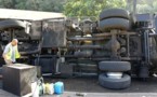 Un camion renversé sur la route à Punaauia