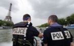 Deux hommes sur un "radeau" de 30 m2 sur la Seine à Paris
