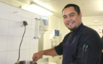 Le cuisinier Puarani Vahaputona en mode confiné
