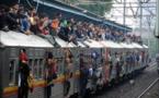 Indonésie: des lignes électriques rasantes contre les "surfeurs de train"