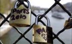 Les "cadenas d'amour" à l'assaut de tous les ponts de Paris