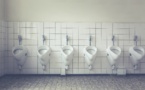 Corvée de toilettes pour ceux qui ne respectent pas la distanciation sociale à Jakarta