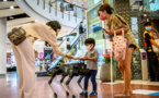 Bangkok: un chien-robot distribue du gel pour les mains dans un centre commercial