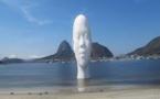 A Rio, une tête géante émerge de l'océan pour "faire rêver les gens"