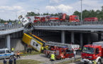 Chute spectaculaire d'un bus à Varsovie: un mort et vingt blessés