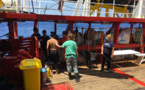 Deux migrants se jettent à l'eau de l'Ocean Viking, toujours bloqué en mer