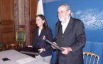 Le président de l’assemblée de la Polynésie signe la première convention de partenariat avec l’Assemblée nationale.