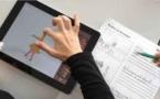 L'école de demain ? Une tablette reine et des crayons et cahiers au rebut