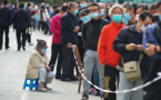 La Chine va dépister une métropole entière, l'Europe renforce les restrictions
