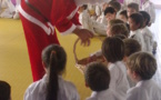 Le père Noël viste les clubs de l'école de judo de Polynésie (EJJP)