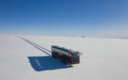 Islande: un bus géant qui chevauche les glaciers menacés
