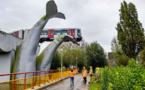 Pays-Bas: Un métro qui déraille s'échoue sur une sculpture de cétacé