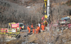 Chine: les sauveteurs creusent pour atteindre des mineurs coincés depuis 9 jours