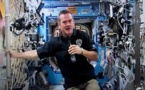 Le nouveau chef de l'ISS donne une conférence de presse en apesanteur