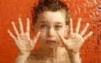 Autisme: un grand-père âgé ou une mère maltraitée accroissent les risques