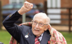 Décès de "Captain" Tom Moore, le vétéran de tous les records adulé des Britanniques