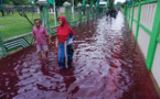 Indonésie: des flots de couleur rouge sang après des inondations