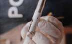 A Nice, elle soigne un blessé par balles et se blesse avec son stylo-pistolet