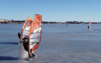En Finlande, les planches à voile sur glace foncent sur la mer gelée