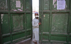 Virus: vaccins pour tous aux Etats-Unis, confinement à New Delhi