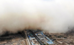 Chine: une immense tempête de sable "avale" une ville