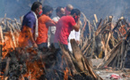 Coronavirus: les crématoriums submergés en Inde, plus de masques pour les vaccinés aux USA