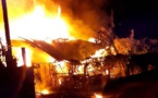 ​Impressionnant incendie nocturne à Arue