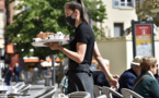 Fin du masque en extérieur? Le gouvernement l'"espère" à l'"été", des villes anticipent