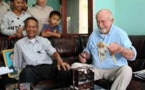 Un médecin américain rend l'os de son bras amputé à un ex-soldat vietcong