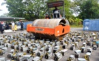 Malaisie: un millier de machines de minage de bitcoins détruites au rouleau-compresseur