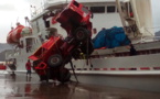 Un camion de pompiers tombe dans le port à Hiva Oa