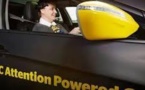 Une voiture intelligente qui décélère quand le conducteur est distrait